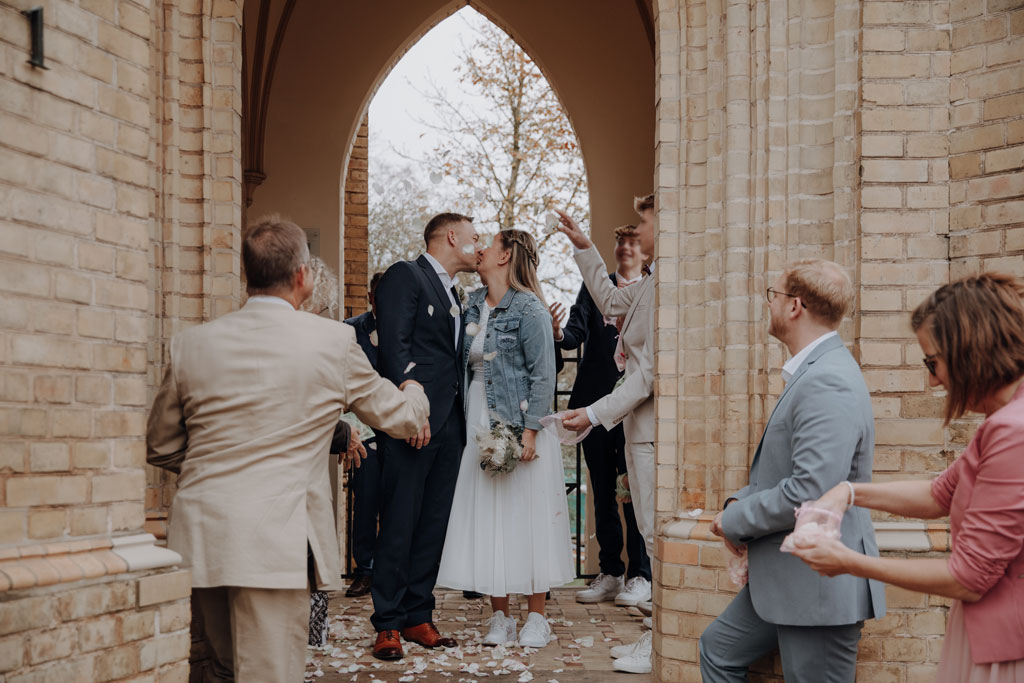 heiraten in der alten neuendorfer Kirche in Potsdam Brandenburg Standesamt Potsdam standesamtlich heiraten hochzeitsfotograf berlin heiraten in berlin und Brandenburg