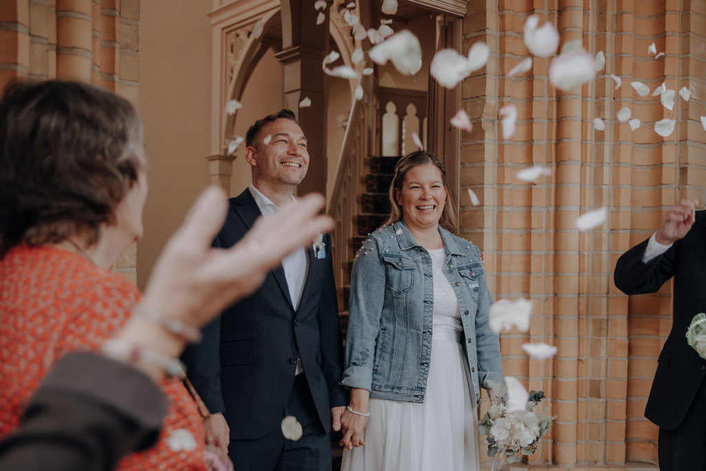 heiraten in der alten neuendorfer Kirche in Potsdam Brandenburg Standesamt Potsdam standesamtlich heiraten hochzeitsfotograf berlin heiraten in berlin und Brandenburg