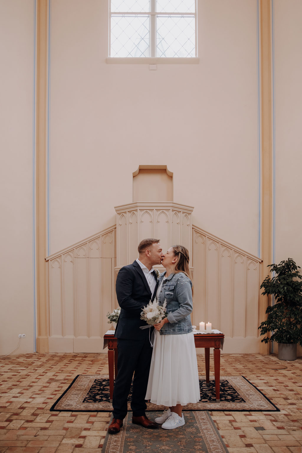 heiraten in der alten neuendorfer Kirche in Potsdam Brandenburg Standesamt Potsdam standesamtlich heiraten hochzeitsfotograf berlin heiraten in berlin und Brandenburg