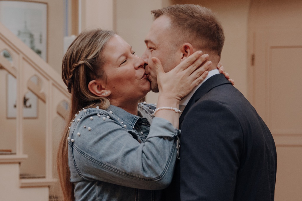 heiraten in der alten neuendorfer Kirche in Potsdam Brandenburg Standesamt Potsdam standesamtlich heiraten hochzeitsfotograf berlin heiraten in berlin und Brandenburg