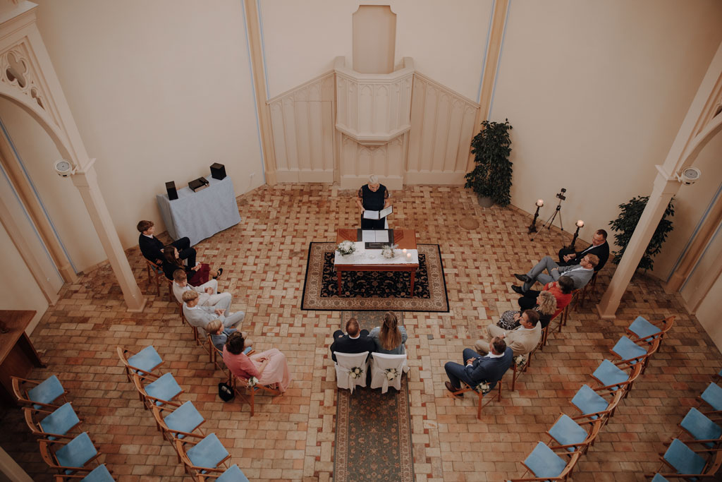 heiraten in der alten neuendorfer Kirche in Potsdam Brandenburg Standesamt Potsdam standesamtlich heiraten hochzeitsfotograf berlin heiraten in berlin und Brandenburg