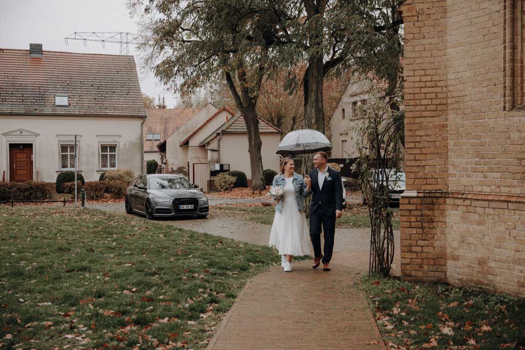 heiraten in der alten neuendorfer Kirche in Potsdam Brandenburg Standesamt Potsdam standesamtlich heiraten hochzeitsfotograf berlin heiraten in berlin und Brandenburg regenhochzeit