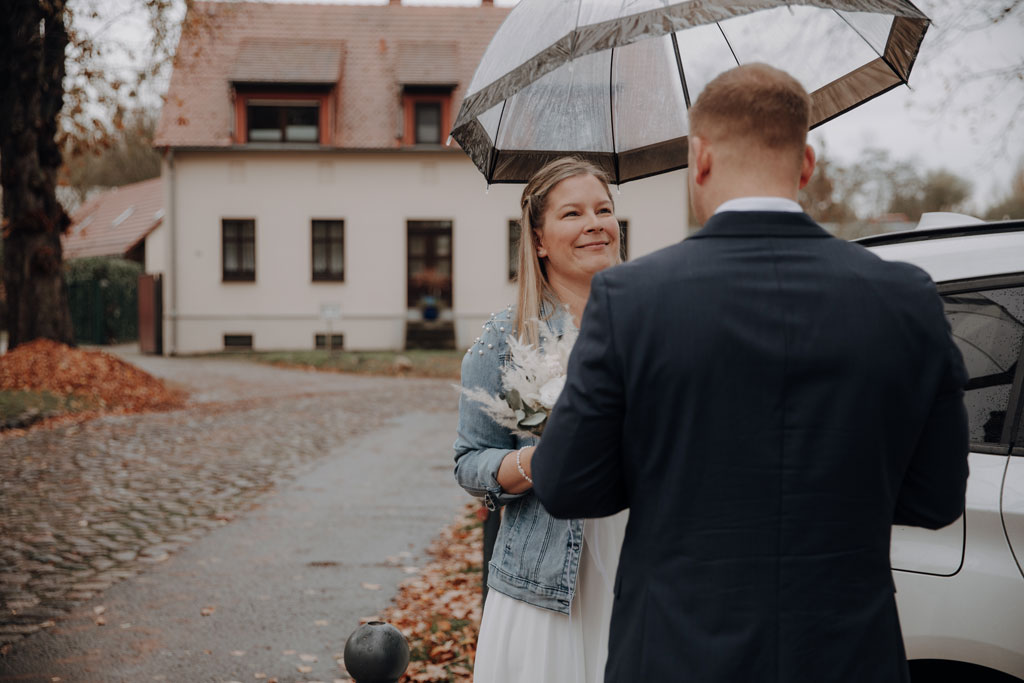 heiraten in der alten neuendorfer Kirche in Potsdam Brandenburg Standesamt Potsdam standesamtlich heiraten hochzeitsfotograf berlin heiraten in berlin und Brandenburg regenhochzeit