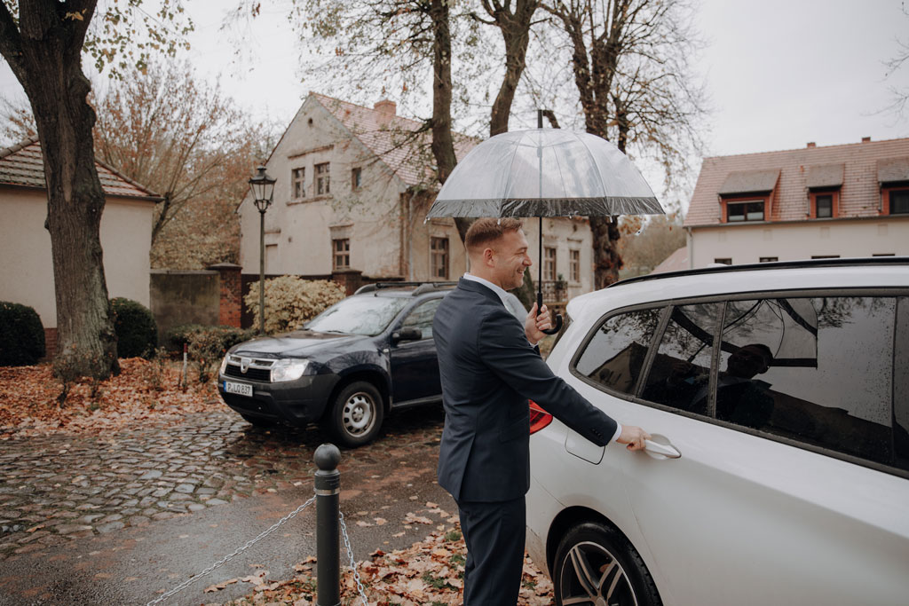 heiraten in der alten neuendorfer Kirche in Potsdam Brandenburg Standesamt Potsdam standesamtlich heiraten hochzeitsfotograf berlin heiraten in berlin und Brandenburg regenhochzeit