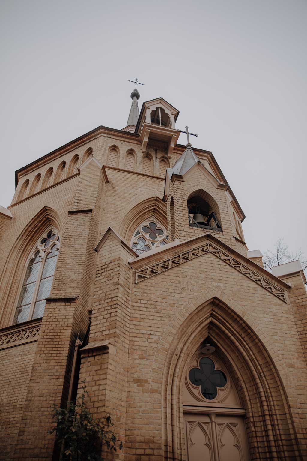 heiraten in der alten neuendorfer Kirche in Potsdam Brandenburg Standesamt Potsdam standesamtlich heiraten hochzeitsfotograf berlin heiraten in berlin und Brandenburg regenhochzeit dorfkirche