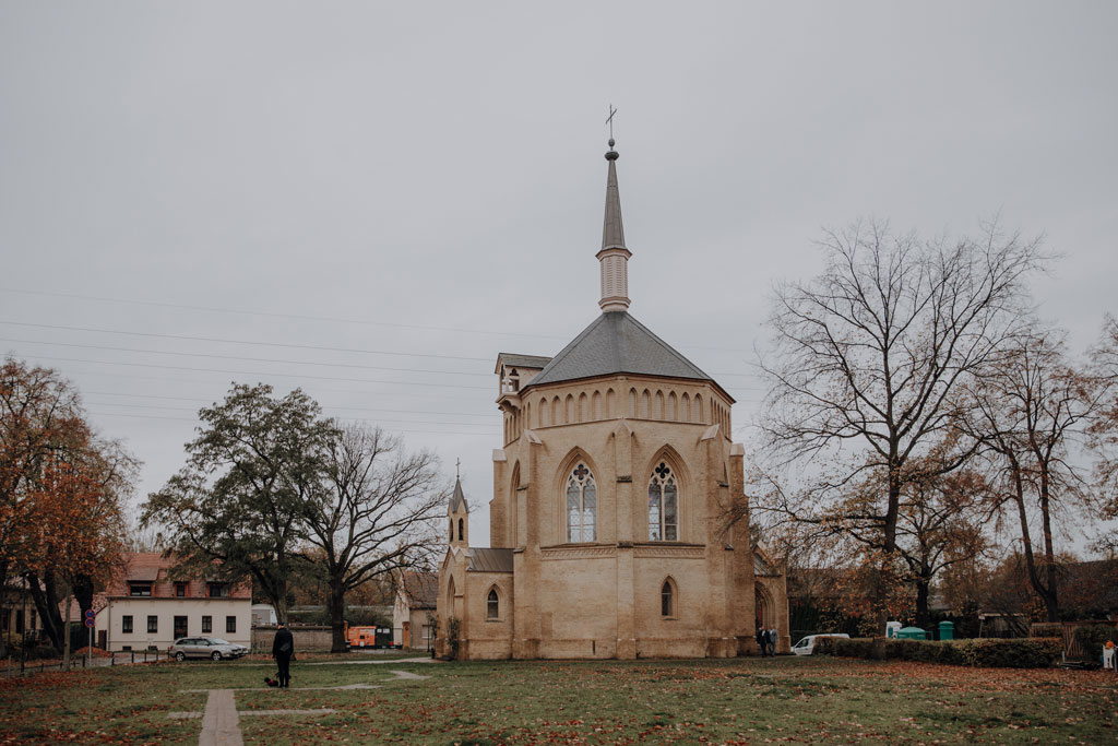 heiraten in der alten neuendorfer Kirche in Potsdam Brandenburg Standesamt Potsdam standesamtlich heiraten hochzeitsfotograf berlin heiraten in berlin und Brandenburg regenhochzeit dorfkirche