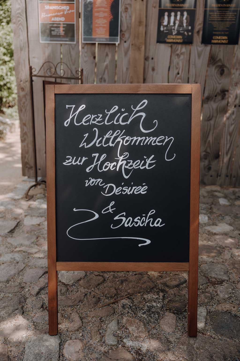 Hochzeitsreportage gut leben Hochzeitsfeier auf Bauernhof vierseitenhof mit garten Detail Eheringe Hochzeitsfeier hochzeitsfotograf berlin hochzeitsfotograf Brandenburg Werneuchen Standesamt Hochzeitstanz Paarfotos im Sommer wiese