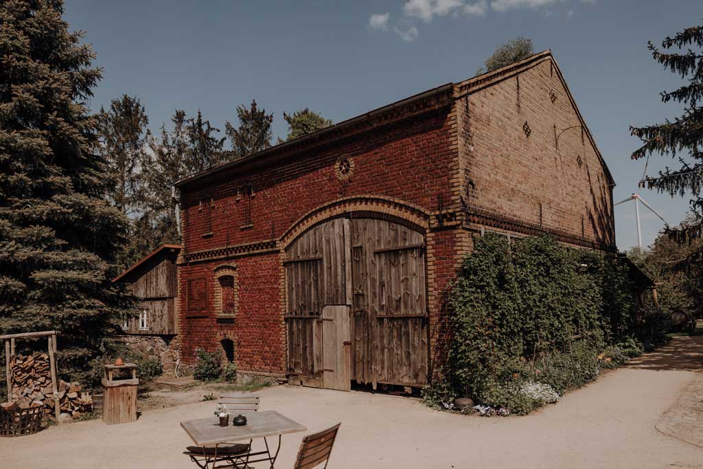 Hochzeitsreportage gut leben Hochzeitsfeier auf Bauernhof vierseitenhof mit garten Detail Eheringe Hochzeitsfeier hochzeitsfotograf berlin hochzeitsfotograf Brandenburg Werneuchen Standesamt Hochzeitstanz Paarfotos im Sommer wiese