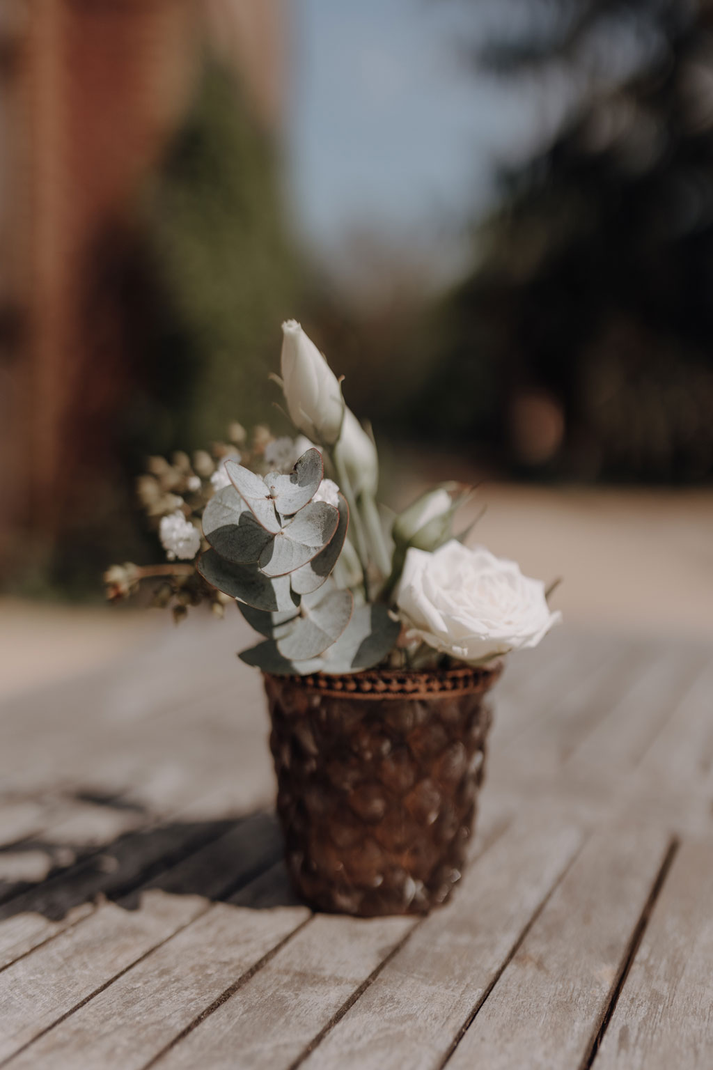 Hochzeitsreportage gut leben Hochzeitsfeier auf Bauernhof vierseitenhof mit garten Detail Eheringe Hochzeitsfeier hochzeitsfotograf berlin hochzeitsfotograf Brandenburg Werneuchen Standesamt Hochzeitstanz Paarfotos im Sommer wiese