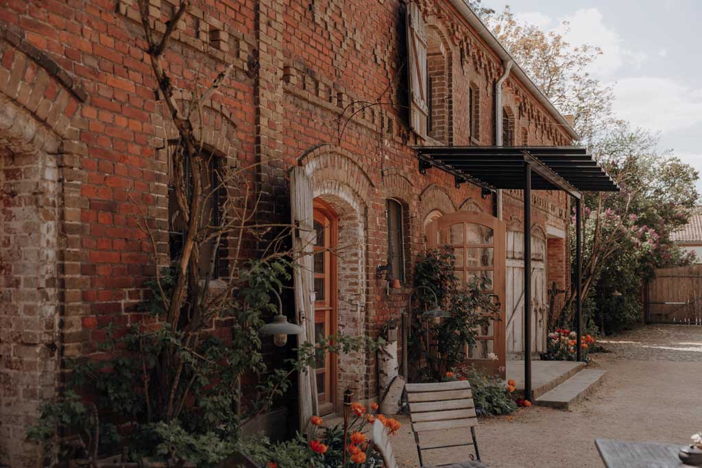 Hochzeitsreportage gut leben Hochzeitsfeier auf Bauernhof vierseitenhof mit garten Detail Eheringe Hochzeitsfeier hochzeitsfotograf berlin hochzeitsfotograf Brandenburg Werneuchen Standesamt Hochzeitstanz Paarfotos im Sommer wiese