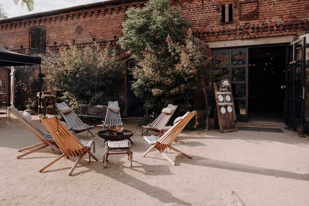 Hochzeitsreportage gut leben Hochzeitsfeier auf Bauernhof vierseitenhof mit garten Detail Eheringe Hochzeitsfeier hochzeitsfotograf berlin hochzeitsfotograf Brandenburg Werneuchen Standesamt Hochzeitstanz Paarfotos im Sommer wiese