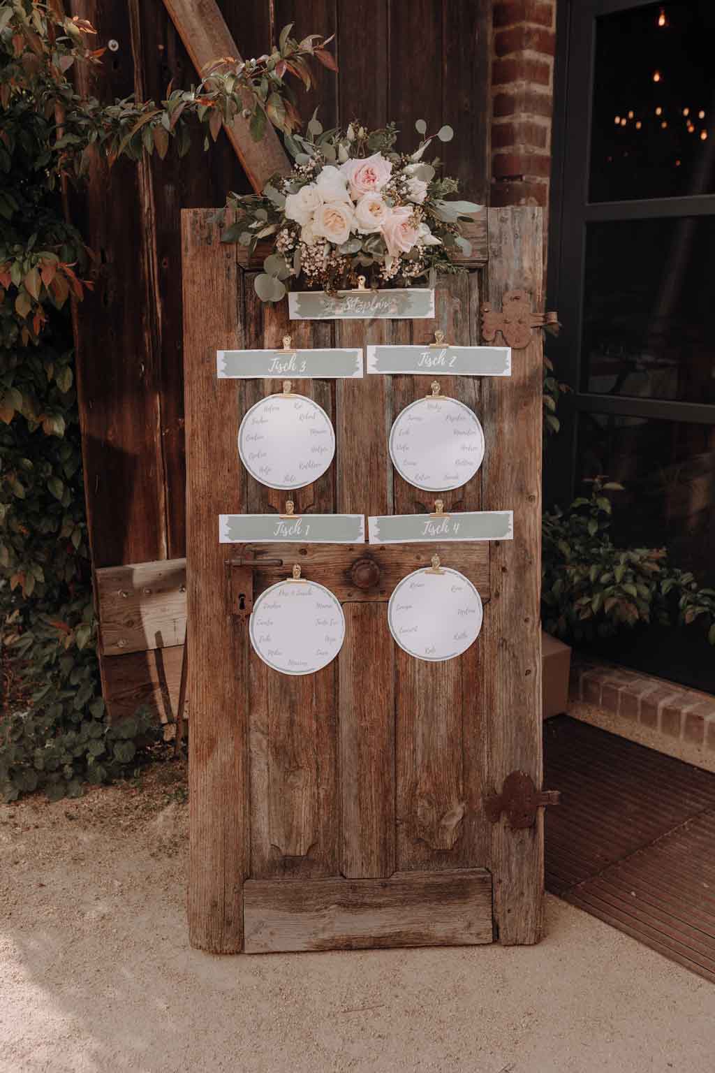 Hochzeitsreportage gut leben Hochzeitsfeier auf Bauernhof vierseitenhof mit garten Detail Eheringe Hochzeitsfeier hochzeitsfotograf berlin hochzeitsfotograf Brandenburg Werneuchen Standesamt Hochzeitstanz Paarfotos im Sommer wiese