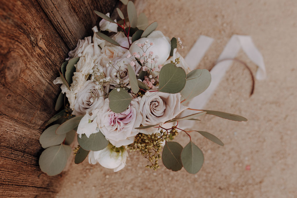 Hochzeitsreportage gut leben Hochzeitsfeier auf Bauernhof vierseitenhof mit garten Detail Eheringe Hochzeitsfeier hochzeitsfotograf berlin hochzeitsfotograf Brandenburg Werneuchen Standesamt Hochzeitstanz Paarfotos im Sommer wiese