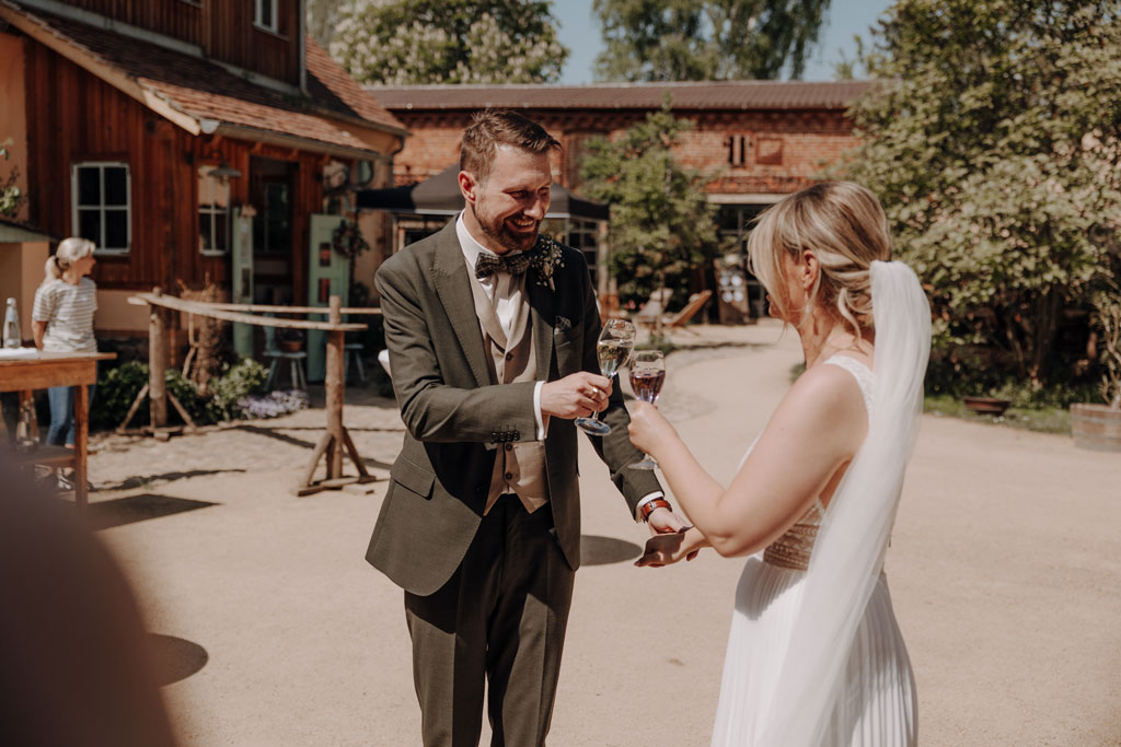 Hochzeitsreportage gut leben Hochzeitsfeier auf Bauernhof vierseitenhof mit garten Detail Eheringe Hochzeitsfeier hochzeitsfotograf berlin hochzeitsfotograf Brandenburg Werneuchen Standesamt Hochzeitstanz Paarfotos im Sommer wiese