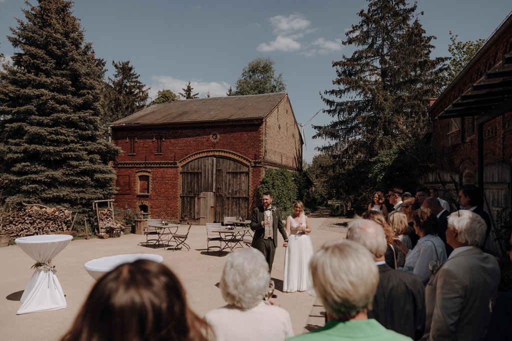 Hochzeitsreportage gut leben Hochzeitsfeier auf Bauernhof vierseitenhof mit garten Detail Eheringe Hochzeitsfeier hochzeitsfotograf berlin hochzeitsfotograf Brandenburg Werneuchen Standesamt Hochzeitstanz Paarfotos im Sommer wiese