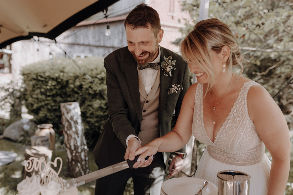 Hochzeitsreportage gut leben Hochzeitsfeier auf Bauernhof vierseitenhof mit garten Detail Eheringe Hochzeitsfeier hochzeitsfotograf berlin hochzeitsfotograf Brandenburg Werneuchen Standesamt Hochzeitstanz Paarfotos im Sommer wiese