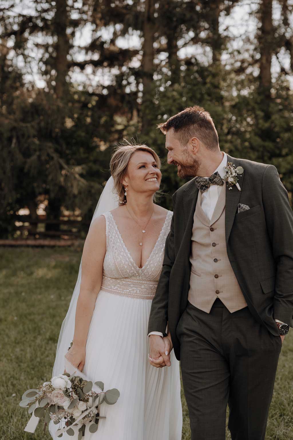 Hochzeitsreportage gut leben Hochzeitsfeier auf Bauernhof vierseitenhof mit garten Detail Eheringe Hochzeitsfeier hochzeitsfotograf berlin hochzeitsfotograf Brandenburg Werneuchen Standesamt Hochzeitstanz Paarfotos im Sommer wiese