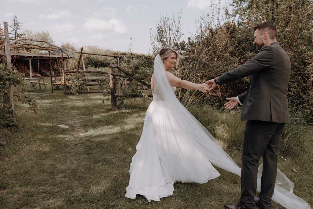 Hochzeitsreportage gut leben Hochzeitsfeier auf Bauernhof vierseitenhof mit garten Detail Eheringe Hochzeitsfeier hochzeitsfotograf berlin hochzeitsfotograf Brandenburg Werneuchen Standesamt Hochzeitstanz Paarfotos im Sommer wiese