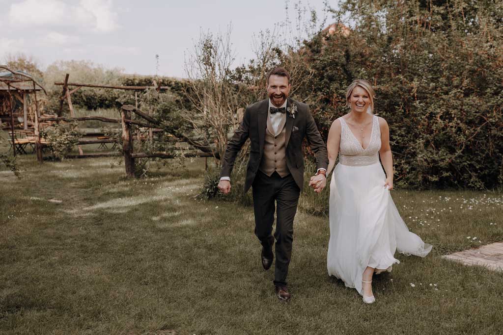 Hochzeitsreportage gut leben Hochzeitsfeier auf Bauernhof vierseitenhof mit garten Detail Eheringe Hochzeitsfeier hochzeitsfotograf berlin hochzeitsfotograf Brandenburg Werneuchen Standesamt Hochzeitstanz Paarfotos im Sommer wiese