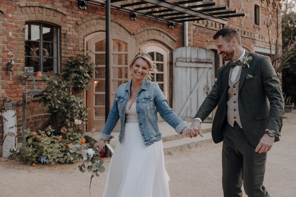 Hochzeitsreportage gut leben Hochzeitsfeier auf Bauernhof vierseitenhof mit garten Detail Eheringe Hochzeitsfeier hochzeitsfotograf berlin hochzeitsfotograf Brandenburg Werneuchen Standesamt Hochzeitstanz Paarfotos im Sommer wiese