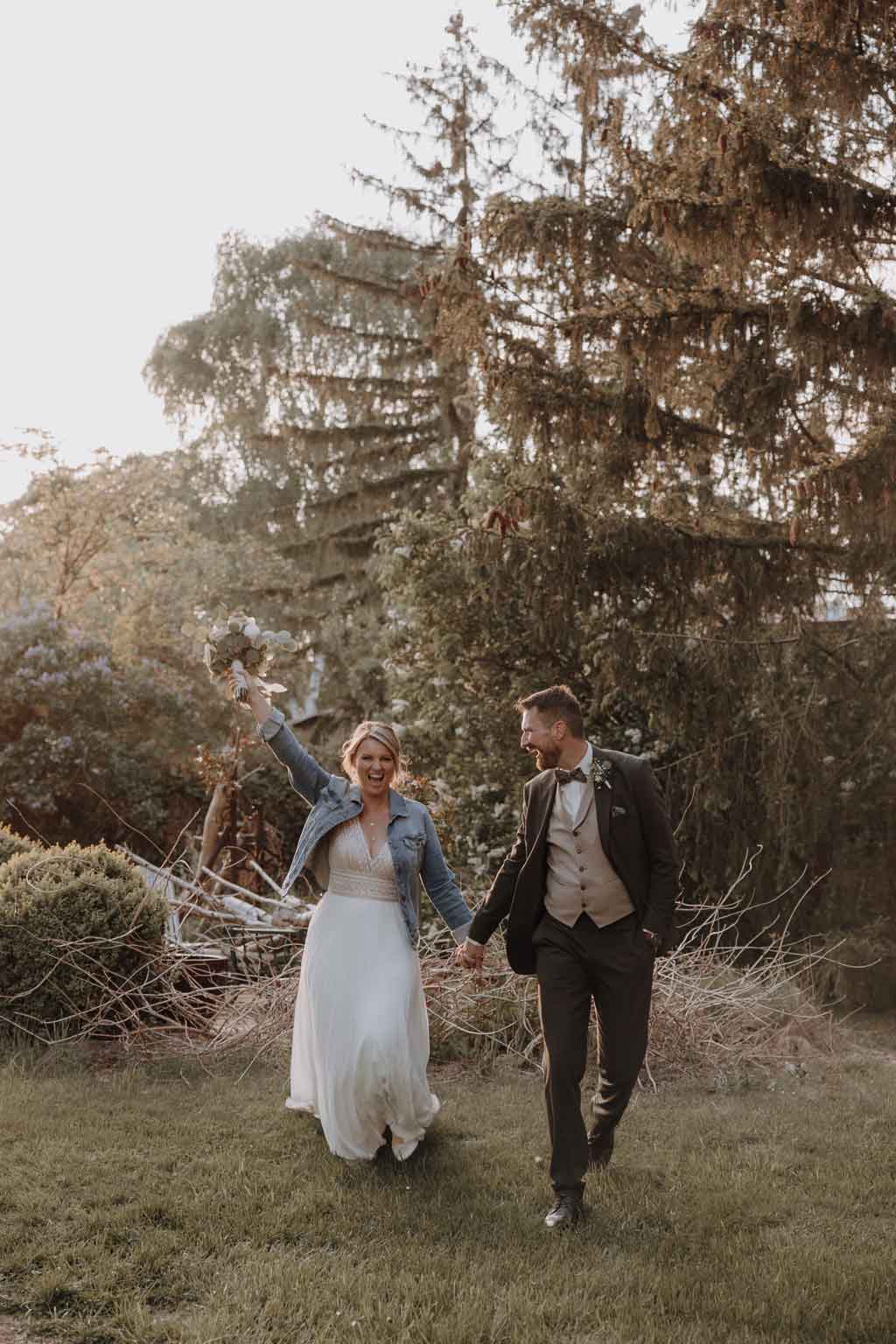 Hochzeitsreportage gut leben Hochzeitsfeier auf Bauernhof vierseitenhof mit garten Detail Eheringe Hochzeitsfeier hochzeitsfotograf berlin hochzeitsfotograf Brandenburg Werneuchen Standesamt Hochzeitstanz Paarfotos im Sommer wiese