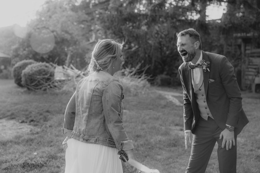 Hochzeitsreportage gut leben Hochzeitsfeier auf Bauernhof vierseitenhof mit garten Detail Eheringe Hochzeitsfeier hochzeitsfotograf berlin hochzeitsfotograf Brandenburg Werneuchen Standesamt Hochzeitstanz Paarfotos im Sommer wiese