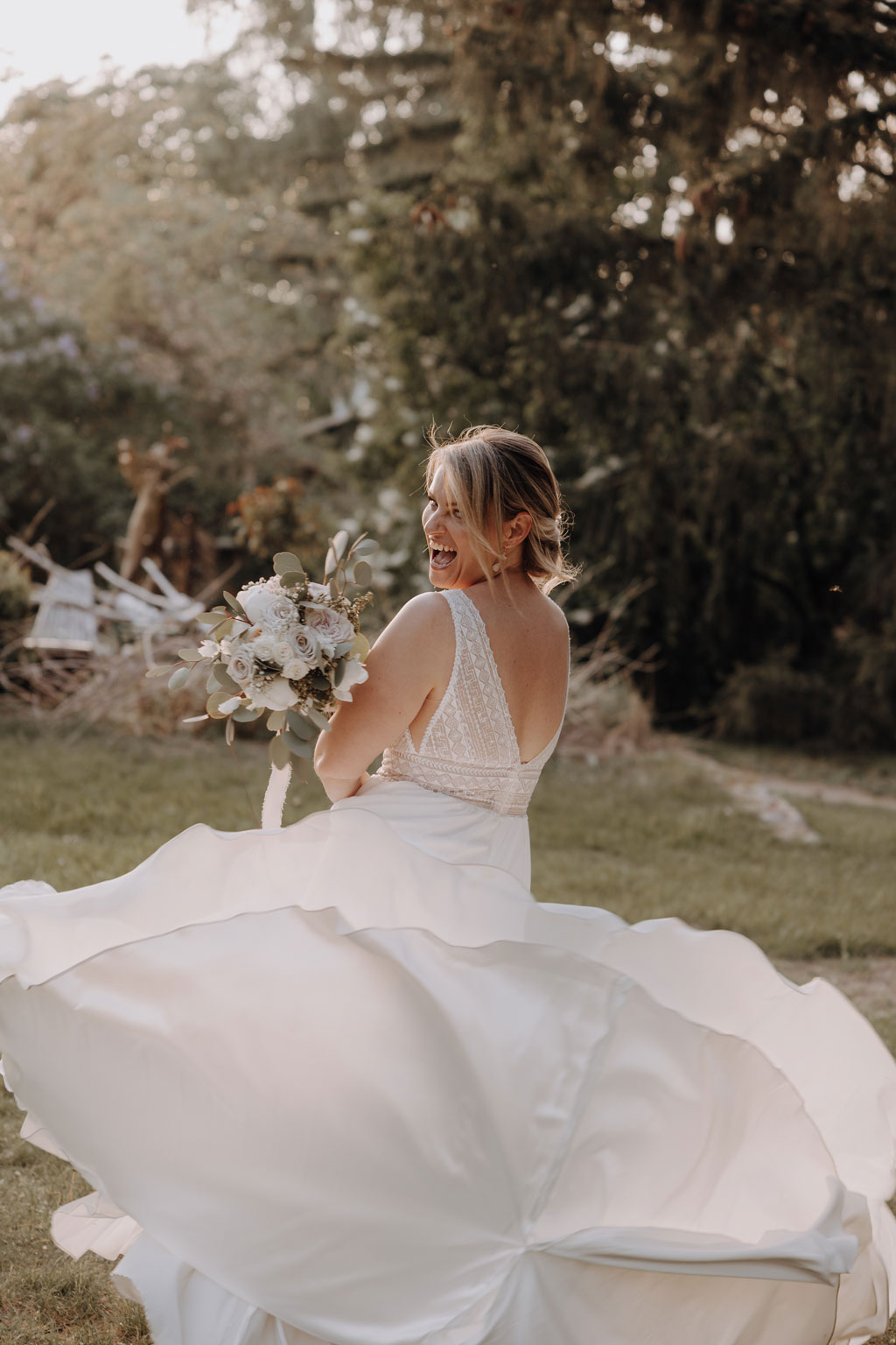 Hochzeitsreportage gut leben Hochzeitsfeier auf Bauernhof vierseitenhof mit garten Detail Eheringe Hochzeitsfeier hochzeitsfotograf berlin hochzeitsfotograf Brandenburg Werneuchen Standesamt Hochzeitstanz Paarfotos im Sommer wiese