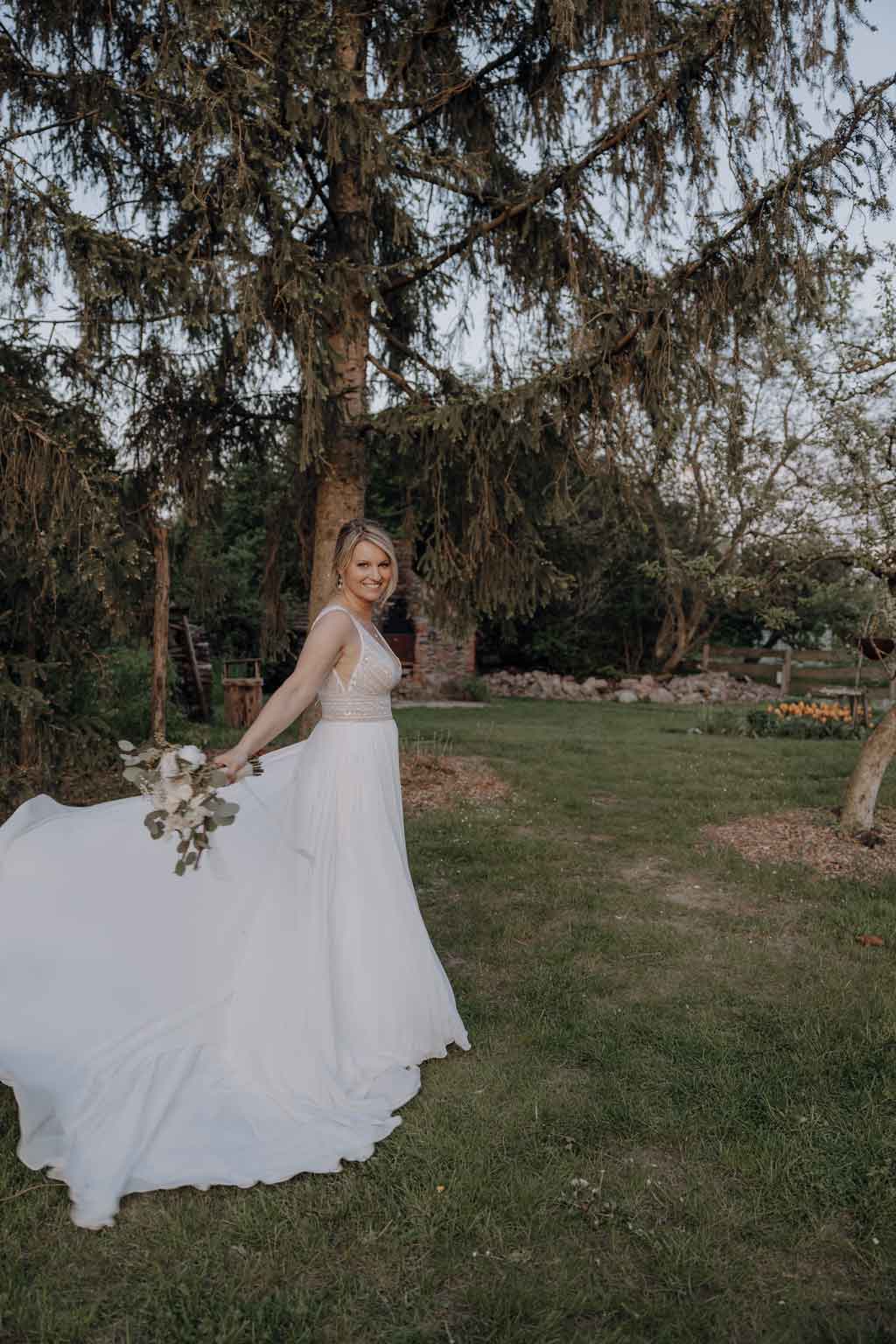 Hochzeitsreportage gut leben Hochzeitsfeier auf Bauernhof vierseitenhof mit garten Detail Eheringe Hochzeitsfeier hochzeitsfotograf berlin hochzeitsfotograf Brandenburg Werneuchen Standesamt Hochzeitstanz Paarfotos im Sommer wiese