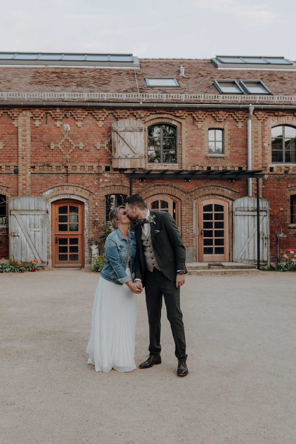 Hochzeitsreportage gut leben Hochzeitsfeier auf Bauernhof vierseitenhof mit garten Detail Eheringe Hochzeitsfeier hochzeitsfotograf berlin hochzeitsfotograf Brandenburg Werneuchen Standesamt Hochzeitstanz Paarfotos im Sommer wiese