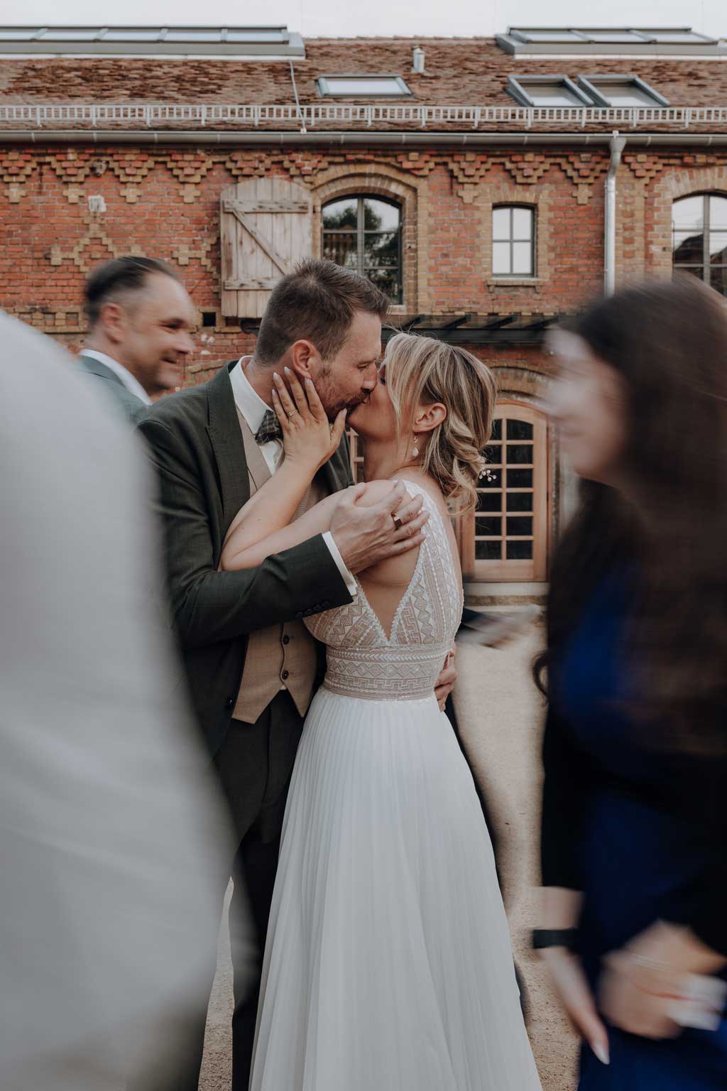 Hochzeitsreportage gut leben Hochzeitsfeier auf Bauernhof vierseitenhof mit garten Detail Eheringe Hochzeitsfeier hochzeitsfotograf berlin hochzeitsfotograf Brandenburg Werneuchen Standesamt Hochzeitstanz Paarfotos im Sommer wiese 