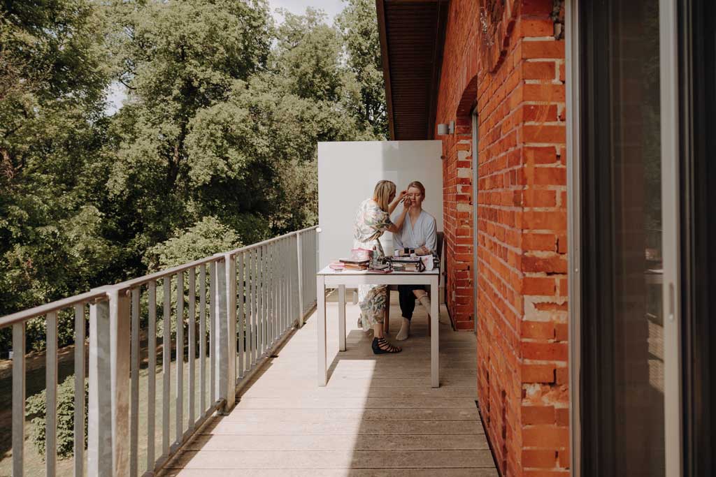 Hochzeitsfotos Landgut Stober getting ready braut Bräutigam make up schlepper haare Kleid anziehen Anzug details heiraten 2024 hochzeitsfotograf berlin Brandenburg