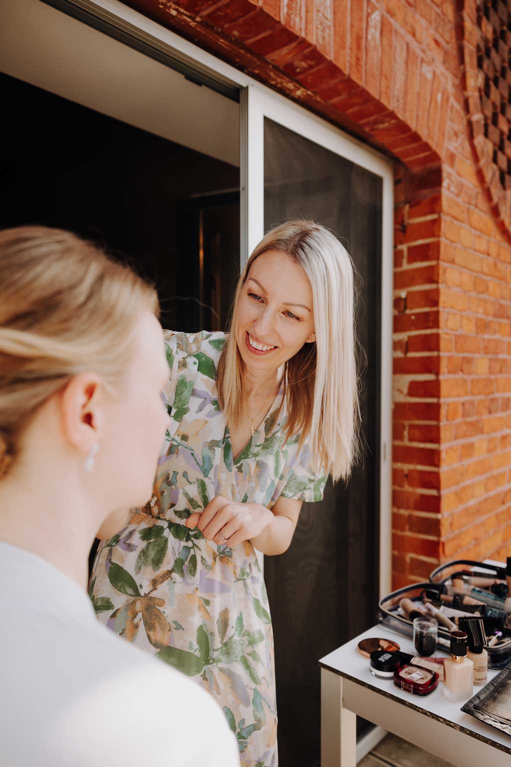 Hochzeitsfotos Landgut Stober getting ready braut Bräutigam make up schlepper haare Kleid anziehen Anzug details heiraten 2024 hochzeitsfotograf berlin Brandenburg