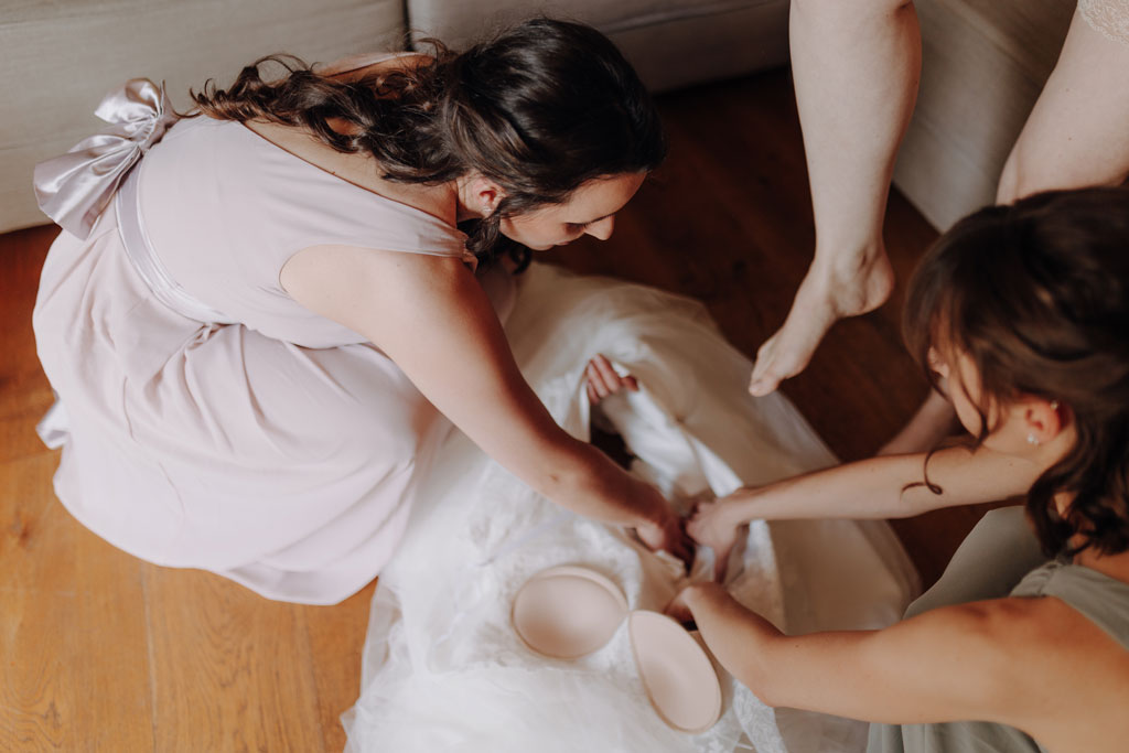 Hochzeitsfotos Landgut Stober getting ready braut Bräutigam make up schlepper haare Kleid anziehen Anzug details heiraten 2024 hochzeitsfotograf berlin Brandenburg