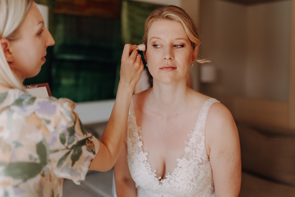 Hochzeitsfotos Landgut Stober getting ready braut Bräutigam make up schlepper haare Kleid anziehen Anzug details heiraten 2024 hochzeitsfotograf berlin Brandenburg