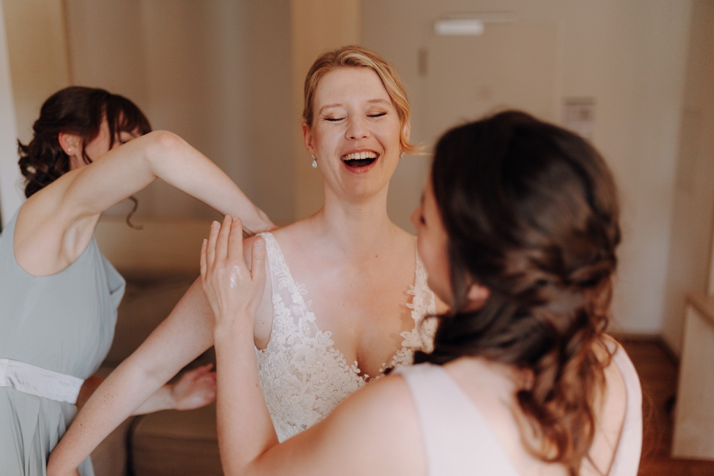 Hochzeitsfotos Landgut Stober getting ready braut Bräutigam make up schlepper haare Kleid anziehen Anzug details heiraten 2024 hochzeitsfotograf berlin Brandenburg