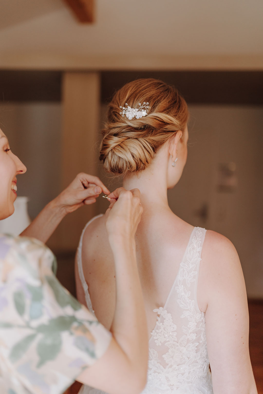 Hochzeitsfotos Landgut Stober getting ready braut Bräutigam make up schlepper haare Kleid anziehen Anzug details heiraten 2024 hochzeitsfotograf berlin Brandenburg