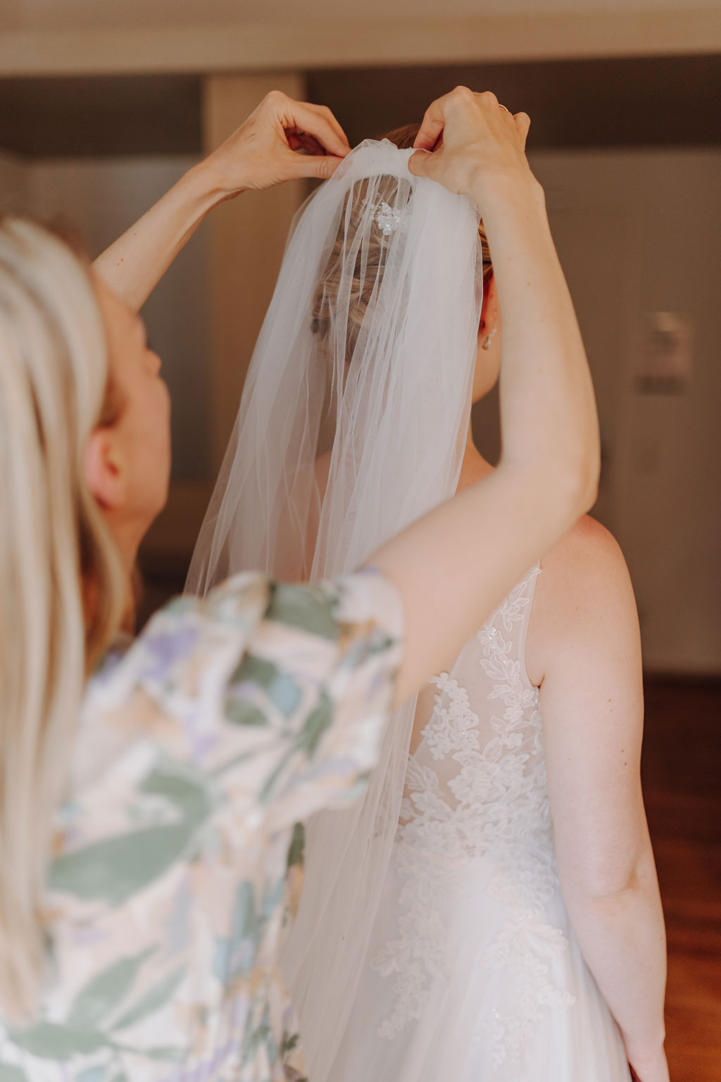 Hochzeitsfotos Landgut Stober getting ready braut Bräutigam make up schlepper haare Kleid anziehen Anzug details heiraten 2024 hochzeitsfotograf berlin Brandenburg