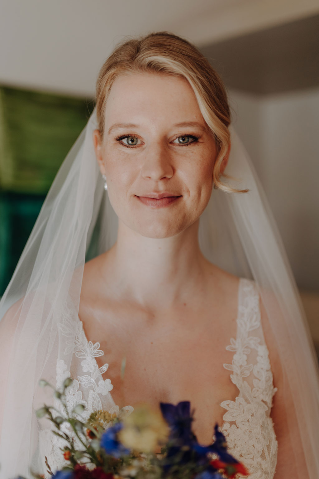 Hochzeitsfotos Landgut Stober getting ready braut Bräutigam make up schlepper haare Kleid anziehen Anzug details heiraten 2024 hochzeitsfotograf berlin Brandenburg