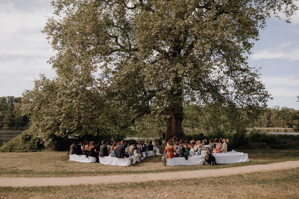 Hochzeitslocations in Berlin und Brandenburg 168 Hochzeitsfotos Landgut Stober getting ready braut Bräutigam make up schlepper haare Kleid anziehen Anzug details heiraten 2024 hochzeitsfotograf berlin Brandenburg location