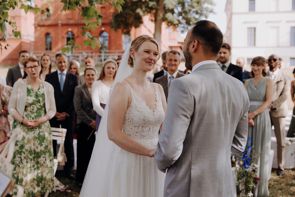 Hochzeitsfotos Landgut Stober getting ready braut Bräutigam make up schlepper haare Kleid anziehen Anzug details heiraten 2024 hochzeitsfotograf berlin Brandenburg location trauung