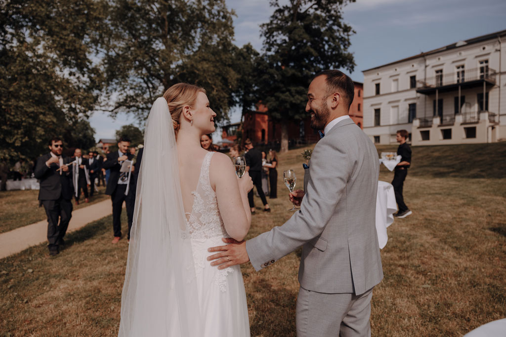 Hochzeitsfotos Landgut Stober getting ready braut Bräutigam make up schlepper haare Kleid anziehen Anzug details heiraten 2024 hochzeitsfotograf berlin Brandenburg location trauung