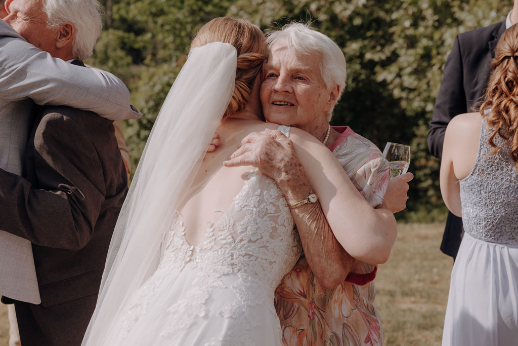 Hochzeitsfotos Landgut Stobe heiraten 2024 hochzeitsfotograf berlin Brandenburg hochzeitslocation Brandenburg freie trauung heiraten am See Ehekuss