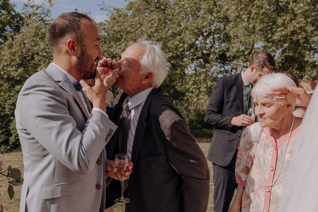 Hochzeitsfotos Landgut Stobe heiraten 2024 hochzeitsfotograf berlin Brandenburg hochzeitslocation Brandenburg freie trauung heiraten am See Ehekuss