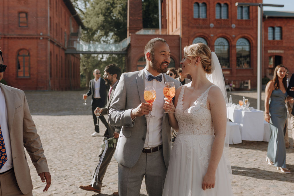 Hochzeitsfotos Landgut Stobe heiraten 2024 hochzeitsfotograf berlin Brandenburg hochzeitslocation Brandenburg freie trauung heiraten am See Ehekuss