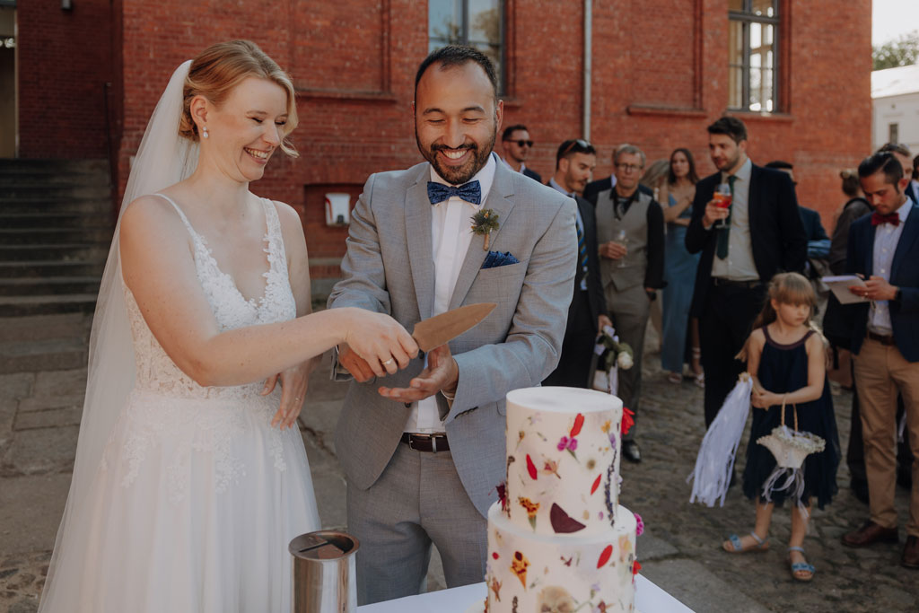 Hochzeitsfotos Landgut Stobe heiraten 2024 hochzeitsfotograf berlin Brandenburg hochzeitslocation Brandenburg freie trauung heiraten am See Torte Hochzeitstorte tortensanschnitt