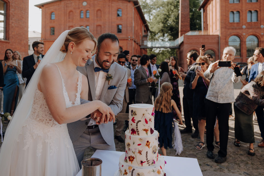 Hochzeitsfotos Landgut Stobe heiraten 2024 hochzeitsfotograf berlin Brandenburg hochzeitslocation Brandenburg freie trauung heiraten am See Torte Hochzeitstorte tortensanschnitt