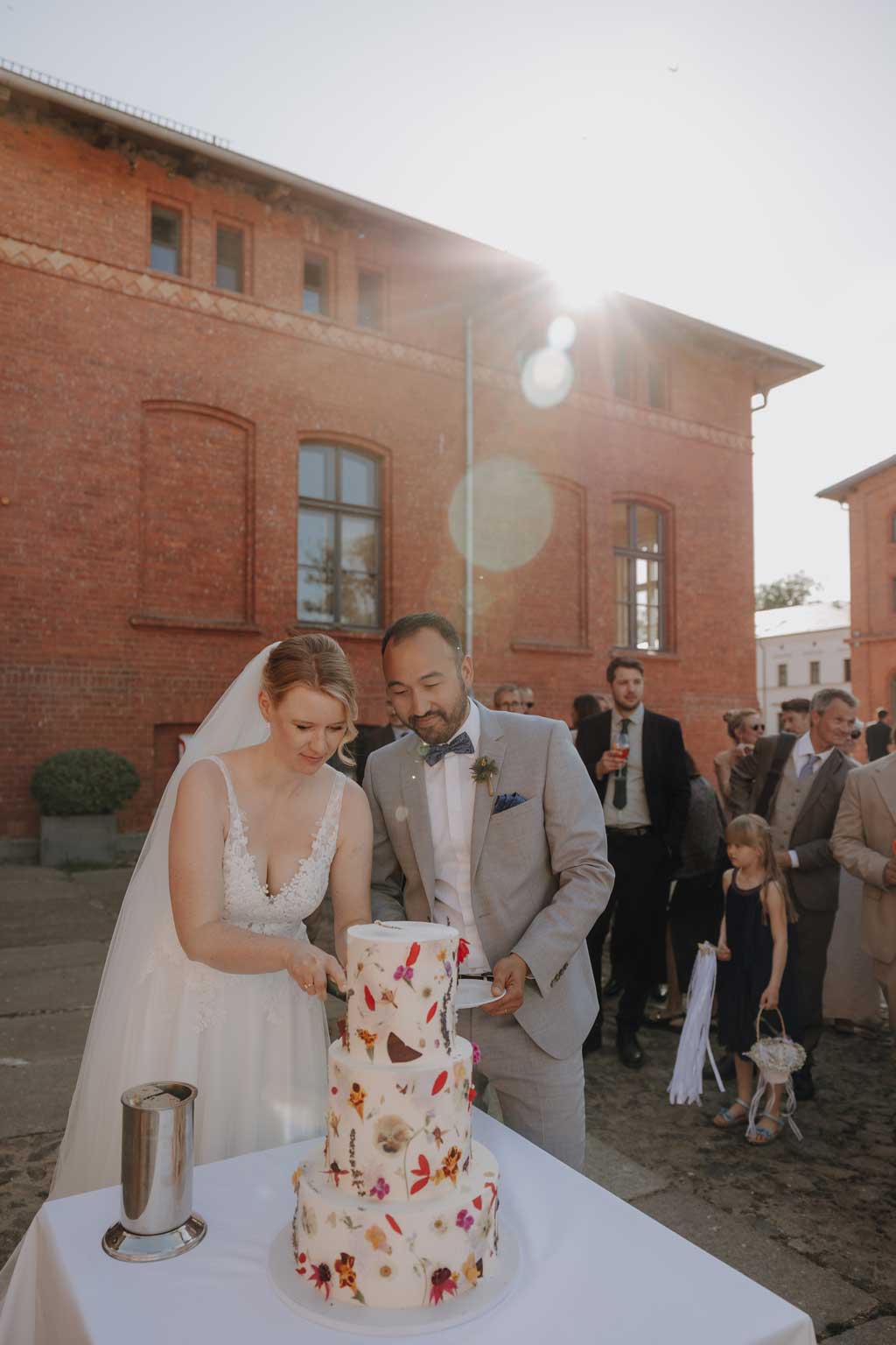 Hochzeitsfotos Landgut Stobe heiraten 2024 hochzeitsfotograf berlin Brandenburg hochzeitslocation Brandenburg freie trauung heiraten am See Torte Hochzeitstorte tortensanschnitt