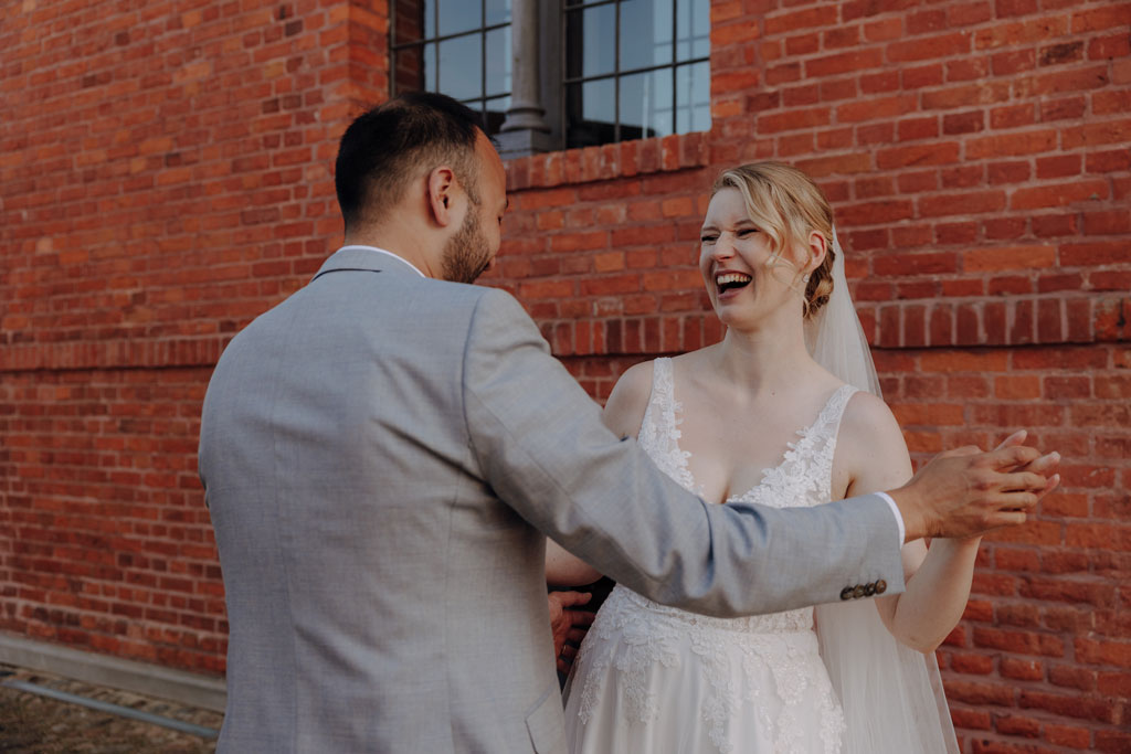 Hochzeitsfotos Landgut Stobe heiraten 2024 hochzeitsfotograf berlin Brandenburg hochzeitslocation Brandenburg freie trauung heiraten am See paarfotos coupleshoot Hochzeitsporträt Hochzeitsfotos