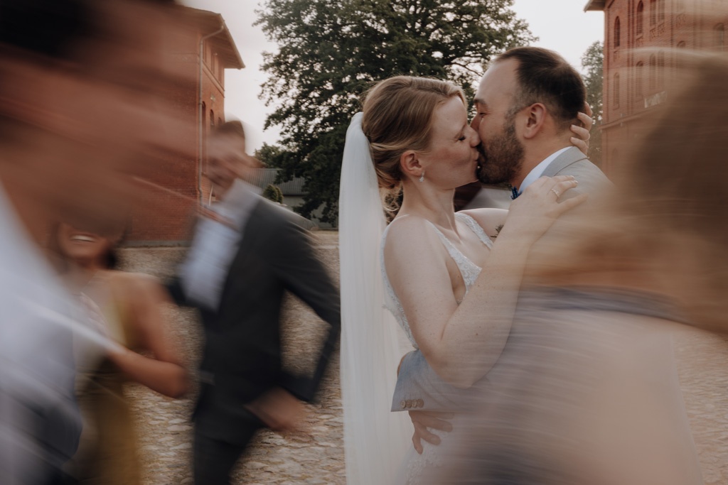 Hochzeitsfotos Landgut Stobe heiraten 2024 hochzeitsfotograf berlin Brandenburg hochzeitslocation Brandenburg freie trauung heiraten am See paarfotos coupleshoot Hochzeitsporträt Hochzeitsfotos