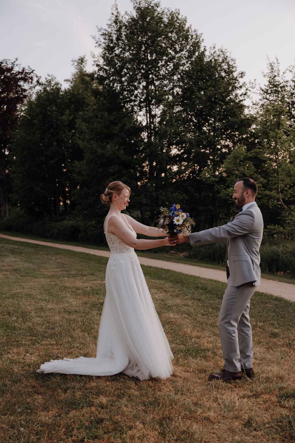 Hochzeitsfotos Landgut Stobe heiraten 2024 hochzeitsfotograf berlin Brandenburg hochzeitslocation Brandenburg freie trauung heiraten am See paarfotos coupleshoot Hochzeitsporträt Hochzeitsfotos